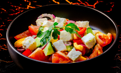 Gaiviosios salotos su fetos sūriu, paprika, agurkais, pomidorais.