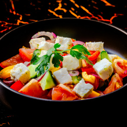 Gaiviosios salotos su fetos sūriu, paprika, agurkais, pomidorais.