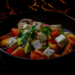 Gaiviosios salotos su fetos sūriu, paprika, agurkais, pomidorais.