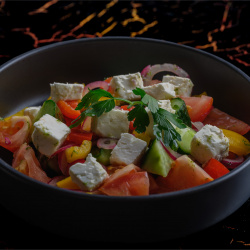 Gaiviosios salotos su fetos sūriu, paprika, agurkais, pomidorais.